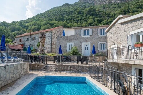 Ideal for groups of family and friends,  5 Apartments,each sleeps 4 Private Pool