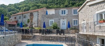 Ideal for groups of family and friends,  5 Apartments,each sleeps 4 Private Pool