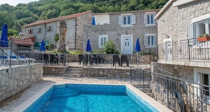 Ideal for groups of family and friends, 5 Apartments,each sleeps 4 Private Pool