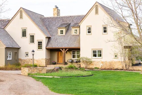 Private secluded home on 40 acres 3 miles from downtown Stillwater with hot tub