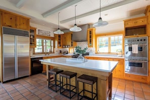 冷蔵庫、電子レンジ、オーブン、コンロ