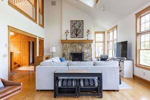 スマートテレビ、暖炉、テーブルサッカー台