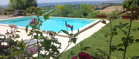 Una piscina al aire libre