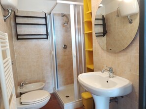 Dusche, Haartrockner, Bidet, Handtücher