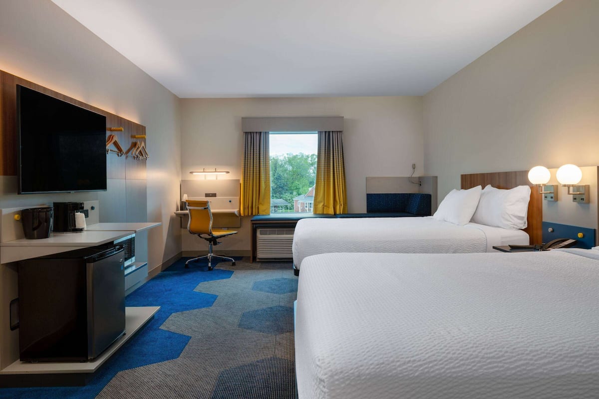 Chambre, 2 grands lits, accessible aux personnes à mobilité réduite, non-fumeur (Bathtub)