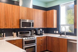 Fridge, microwave, oven, stovetop - Austin Group Clubhouse 6min walk to Rainey Street (Austin)