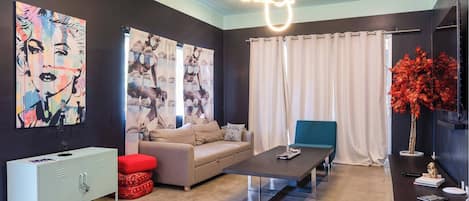 Televisión, chimenea, videojuegos y estéreo