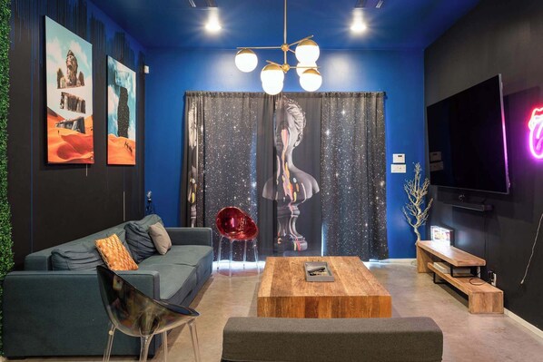 TV, fireplace, video games, stereo - Austin Icon Group Mansion - 6min to Rainey Street (Austin)