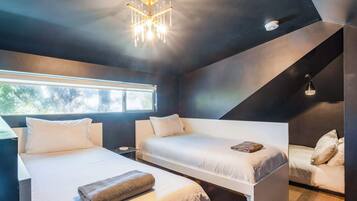 5 bedrooms, desk, WiFi, bed sheets