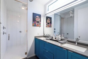 Baignoire, sèche-cheveux, serviettes fournies, shampoing