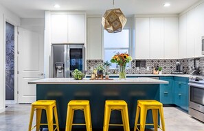 Fridge, microwave, oven, stovetop - Insta Worthy Group Compound Near Rainey St (Austin)