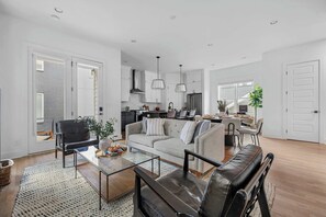 Smart-TV, peis, bøker og stereoanlegg