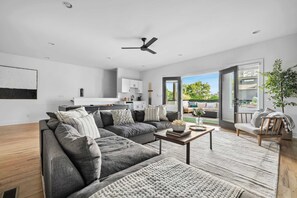 Smart TV, fireplace, books, stereo