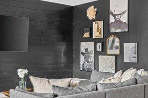 Smart-TV, peis, bøker og stereoanlegg