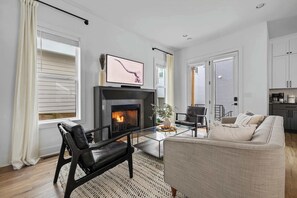 Smart TV, fireplace, books, stereo