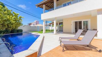 حمّام سباحة خارجي، مظلات على حمّام السباحة