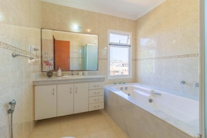 Ferienhaus | Badezimmer | Badewanne und Dusche (separat), Whirlpool, Hydromassagedusche