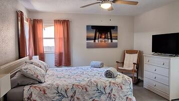 3 dormitorios, tabla de planchar con plancha, cuna de viaje