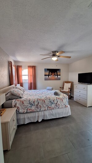 3 dormitorios, tabla de planchar con plancha, cuna de viaje