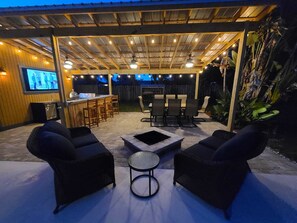 Outdoor dining - 3 bedroom private vacation home in merritt island (Merritt Island)