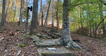 "Retro Retreat" Lakefront House