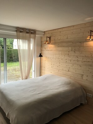 4 bedrooms, iron/ironing board, free WiFi, bed sheets - House with seaview 30 meters from the beach (Reville)