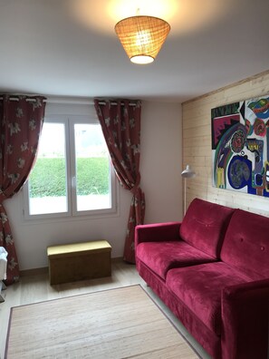 TV, fireplace, books - House with seaview 30 meters from the beach (Reville)