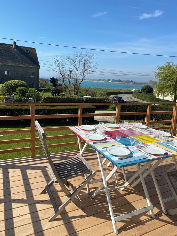 Outdoor dining - House with seaview 30 meters from the beach (Reville)