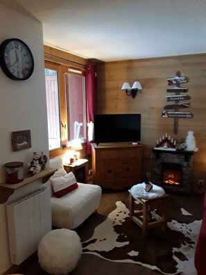 TV, fireplace