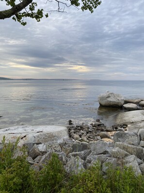 En la playa y camastros 