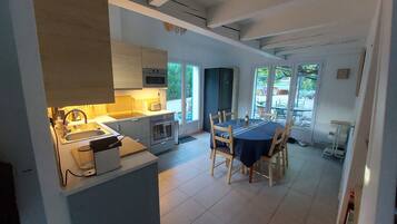 Køleskab, mikrobølgeovn, ovn, kogeplade