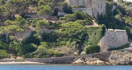 500m. from beaches and Bregançon fort, quiet villa for 2 to 8 people