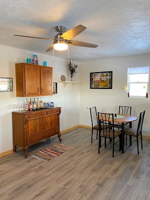 Dining - Beautiful country views and wildlife. Less than 2 miles from downtown. (Point Pleasant)