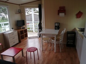 Dining - Chalet with terrace - 4 people - Baubigny 50270 (Camping Bel Sito) (Baubigny)