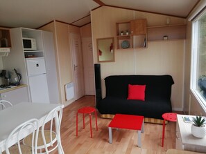 TV - Chalet with terrace - 4 people - Baubigny 50270 (Camping Bel Sito) (Baubigny)