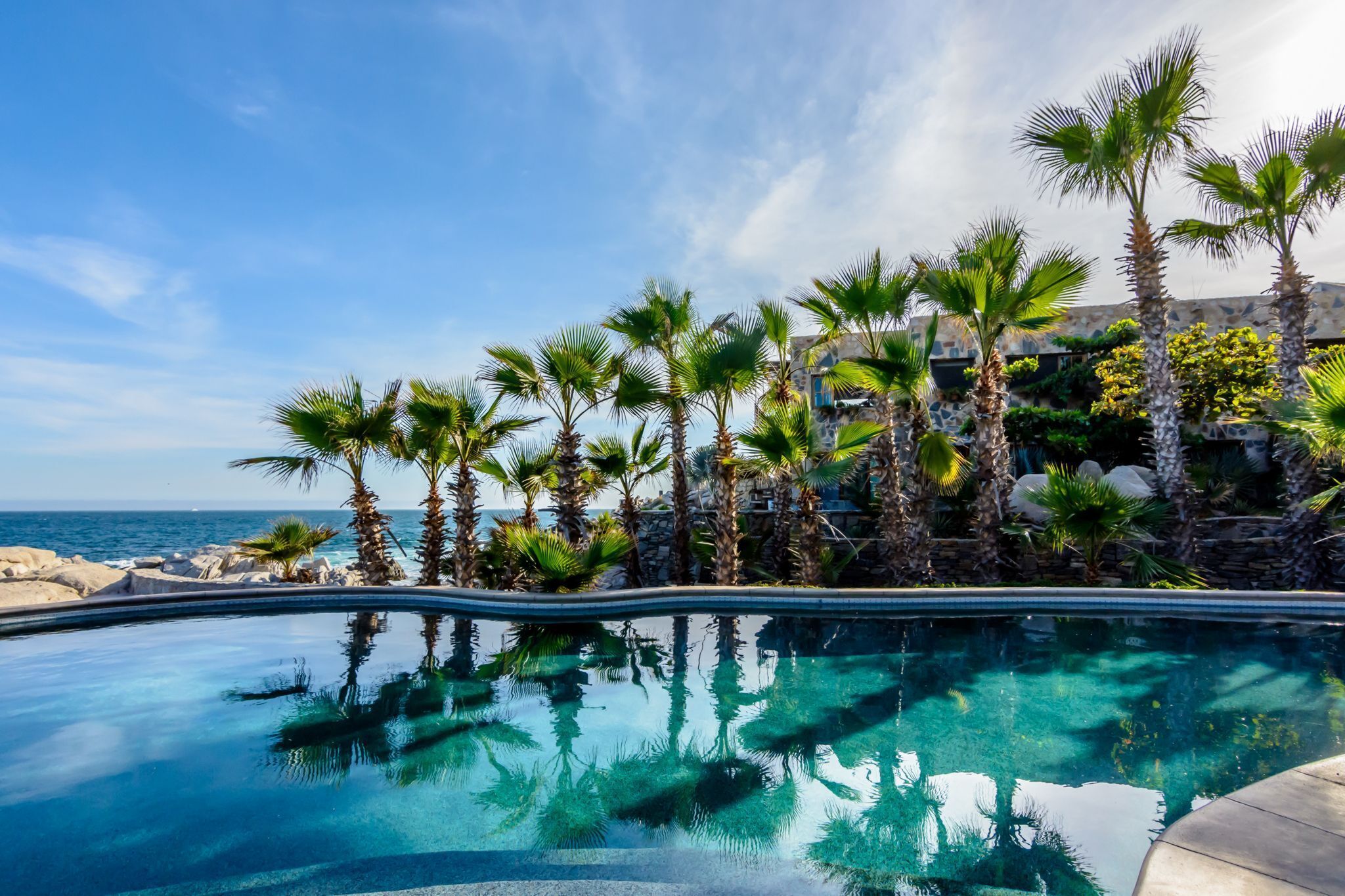 Lämmitetty uima-allas