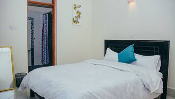 3 habitaciones, escritorio, tabla de planchar con plancha y wifi gratis