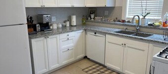 Relaxing, peaceful and quiet. 4 bedroom

