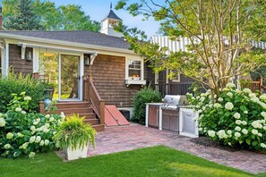 Terrace/patio - Cedar-shake Cottage, Heated pool and Gardens (Southold)