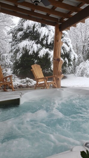 Outdoor spa tub - New Construction Gated Cabin (Tulsa)