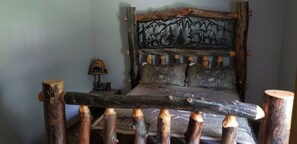 2 bedrooms, WiFi - New Construction Gated Cabin (Tulsa)