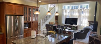 Luxury 4 Bedroom Home with Fireplace & Jacuzzi