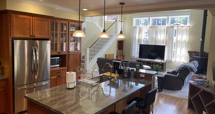 Luxury 4 Bedroom Home with Fireplace & Jacuzzi