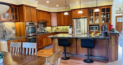 Luxury 4 Bedroom Home with Fireplace & Jacuzzi