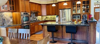 Luxury 4 Bedroom Home with Fireplace & Jacuzzi