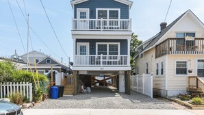 Een herenhuis met balkon, garage en oprit.