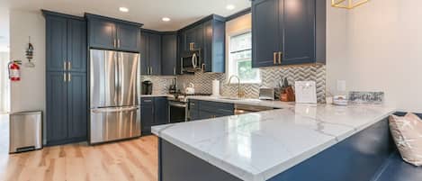 Jääkaappi, mikroaaltouuni, uuni, liesi