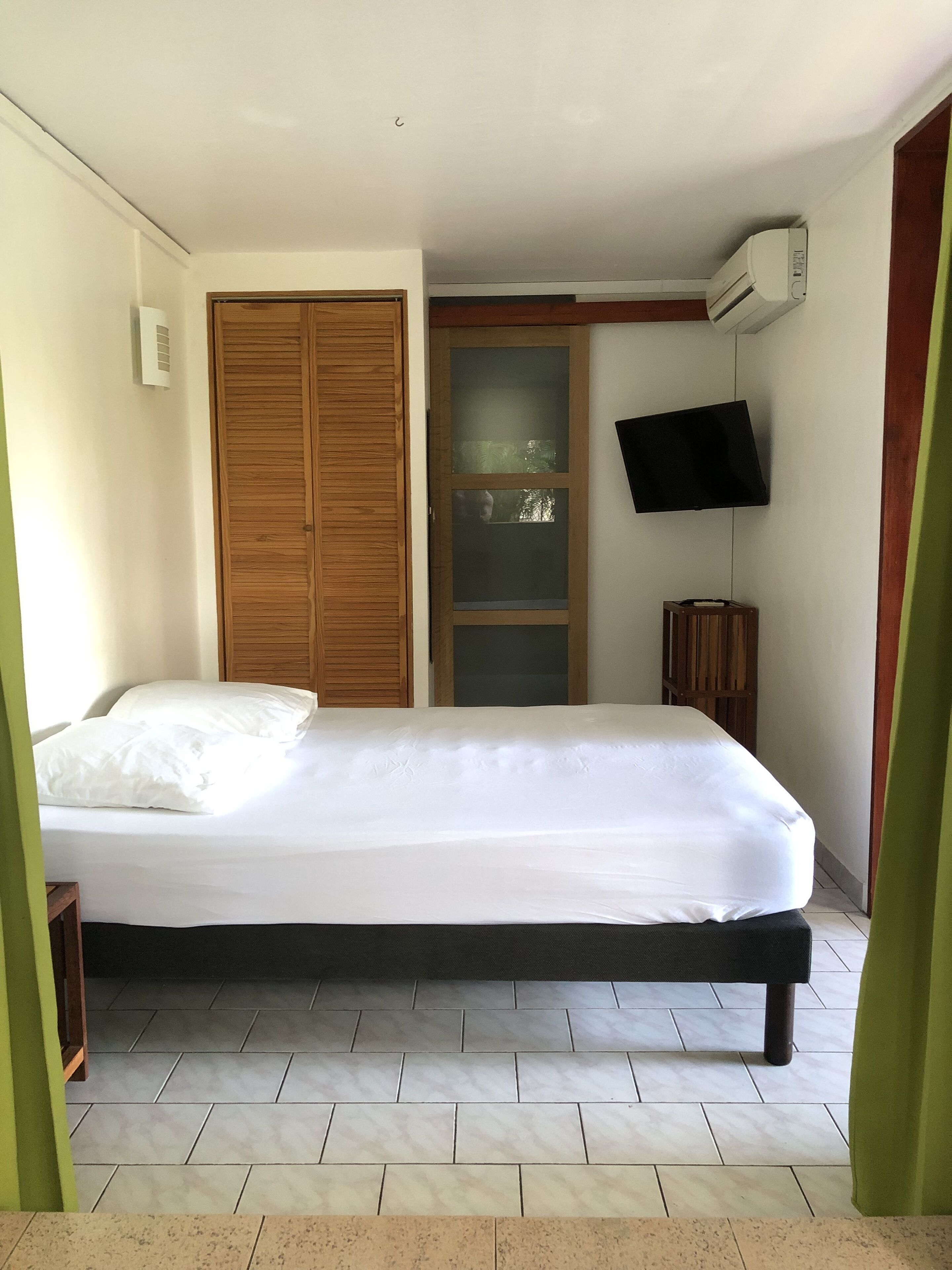 1 slaapkamer, een kluis op de kamer, een strijkplank/strijkijzer, wifi