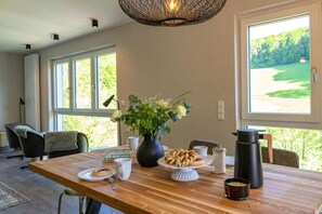 Dining - Cottage in the countryside with fireplace, sauna, breathtaking view of the valley, several terraces, 1500sqm plot 1.6m high fenced. (Gerabronn)