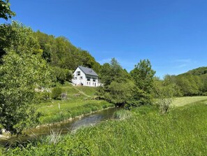 Property grounds - Cottage in the countryside with fireplace, sauna, breathtaking view of the valley, several terraces, 1500sqm plot 1.6m high fenced. (Gerabronn)